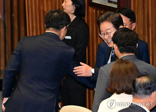 이재명 대통령이 26일 추가경정예산 시정연설을 마친 뒤 국회 본회의장에서 국민의힘 권성동 의원과 대화하고 있다. 연합뉴스